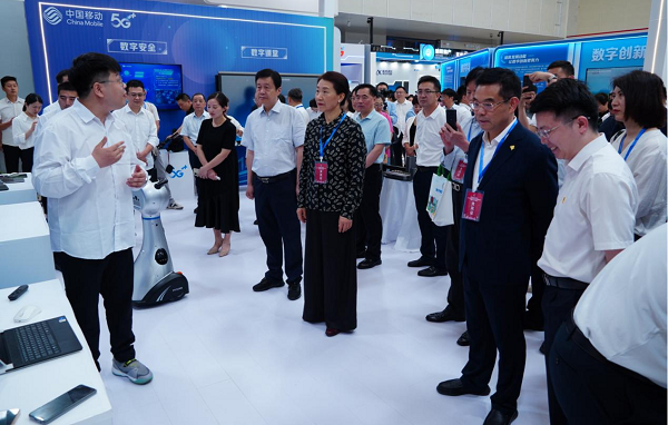 中移物联视联网产品亮相2024年全民数字素养与技能提升月河南省活动(图1)