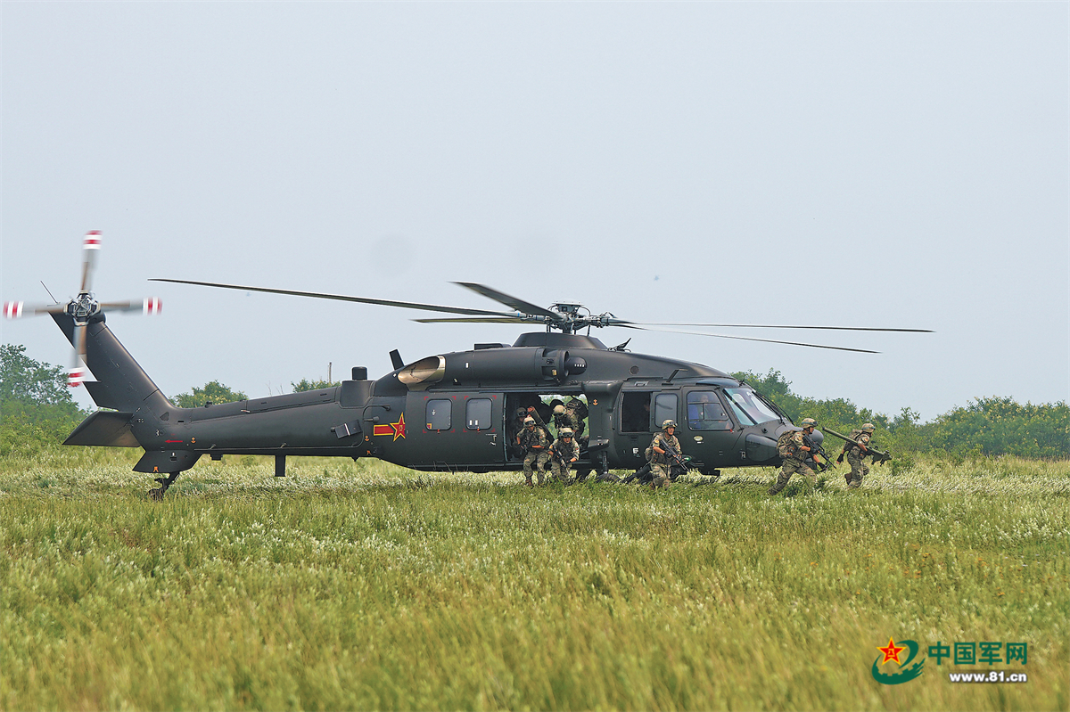 协同突击 立体破袭——第80集团军某旅开展综合训练影像(图2)