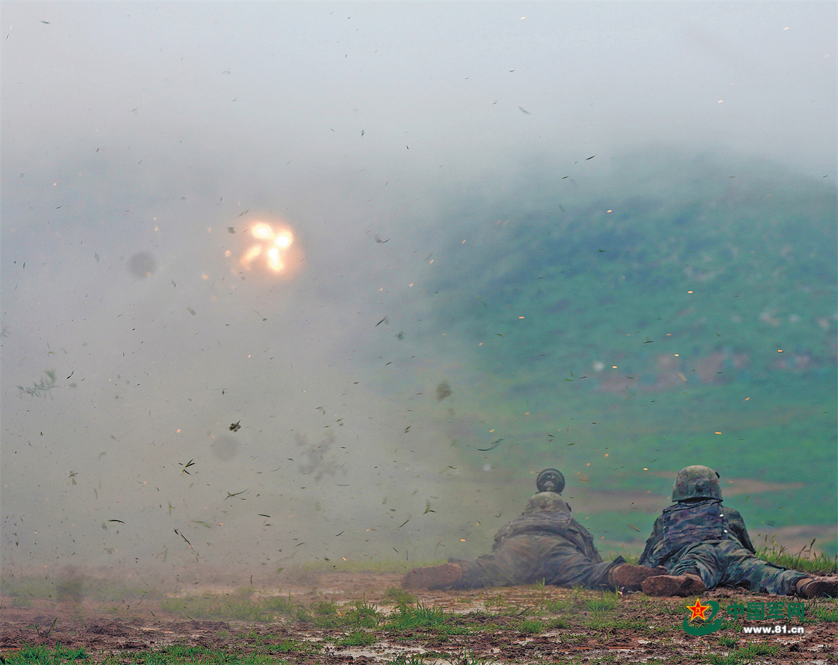 协同突击 立体破袭——第80集团军某旅开展综合训练影像(图5)