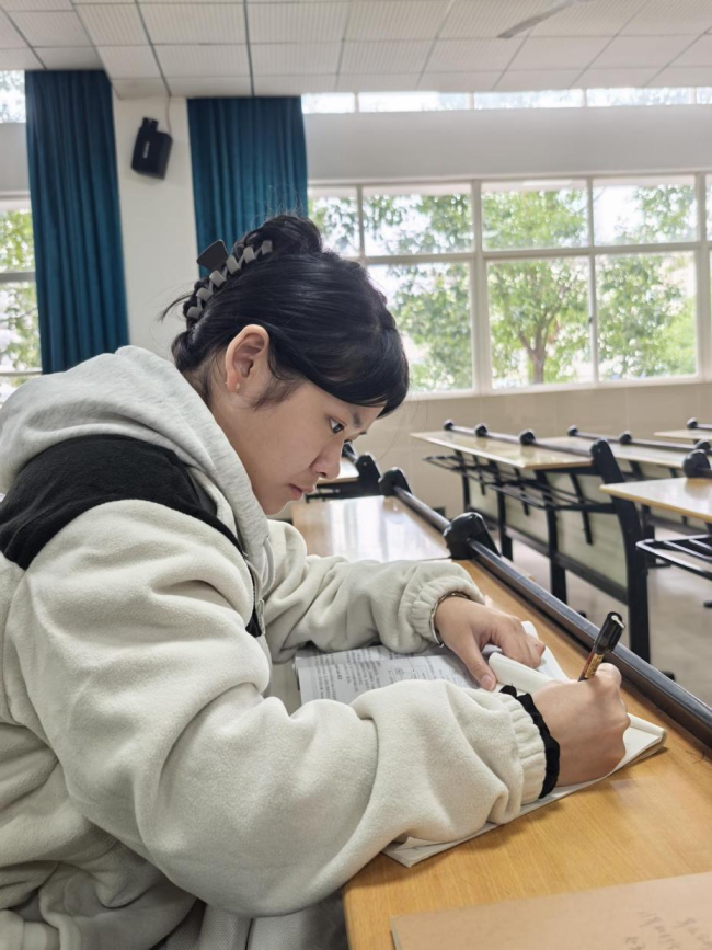 一直在奋斗的路上努力绽放——记襄汽物联网技术专业2024届优秀毕业生赵玉嫣(图1)